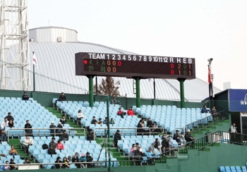 ▲ 대전 한밭야구장 3루 내야석 위에 설치된 보조전광판.