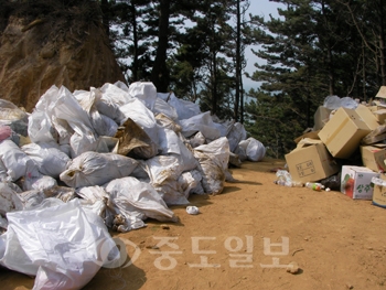 ▲ 태안군 소원면 태배지역에 기름 묻은 폐기물이 며칠 째 방치되고 있다.