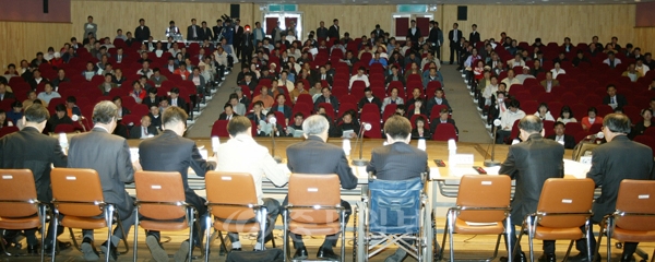 ▲ 농림수산식품부와 국토해양부가 15일 오전 태안군문예회관에서 개최한 유류오염사고 피해주민 지원을 위한 특별법 시행령 지역주민 공청회 모습.