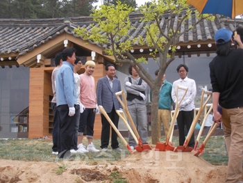 ▲ ‘무한도전’ 멤버들과 진태구 태안군수는 4일 태안군 소원면 모항리 만리포 해수욕장에서‘사랑의 도서관’준공식을 가졌다.