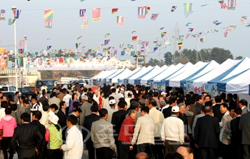 ▲ 7일 태안군 고남면 ‘영목항 갯벌체험 수산물 축제`현장을 찾은  관광객들이 축제를 즐기고 있다.