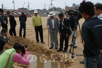 ▲ 이인구 계룡건설 명예회장이 지난 9일 태안 만리포 해수욕장에서 모래 샘플 채취과정을 지켜보고 있다.