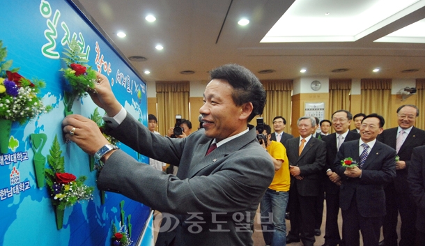 ▲ 대전시와 한국산업인력공단 및 대전시 관내 15개 대학이 청년인력의 해외취업을 위해 20일 대전시청 대회의실에서 ‘청년인력 해외취업 지원을 위한 업무협약’을 체결하고 본격적인 지원에 나서기로 했다. 	/홍성후 기자