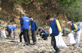 ▲ 한국서부발전(주) 직원들이 지난 17일 태안군 및 서산시 가로림만 주변에서 환경정화 활동을 펼쳤다.