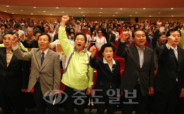 ▲ 태안직능사회단체협의회 회원들이 지난 2일 태안군과 함께 태안군민회관에서  태안군 살리기 범국민 다짐대회를 갖고 있다.