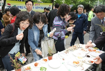 ▲ 태안군과 (사)태안군 직능`사회단체협의회는 21일 자매결연한 서울 강서구청에서 ‘태안에서 놀자’라는 주제로 수산물 시식회와 태안 홍보행사를 진행했다.