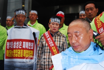 ▲ 28일 태안주민들이 서울 태평로 삼성 본관 앞에서 삼성의 무한책임을 촉구하며 단식농성에 들어갔다. 특히 성정대 전피해민손해배상대책위원장은 현장에서 머리를 삭발하며 강한 투쟁 의지를 드러냈다. 