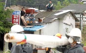 ▲ 대전 서남부 택지개발사업 시행사인 대한주택공사 대전충남지사가 행정대집행을 벌인 29일 유성구 원신흥동 사업지구에서 철거에 반대하는 주민들이 지붕 위에서 시위를 벌이고 있다. / 홍성후 기자 hongs@