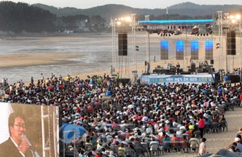 ▲ 한국교회봉사단 주최 ‘다시 서는 서해안 만들기-주민 위로와 소망의 날’이란 행사가 지난달 31일 태안 만리포 해수욕장에서 피해지역 주민과 자원봉사자 8000여명이 참여한 가운데 성대하게 열렸다. 	/홍성후 기자