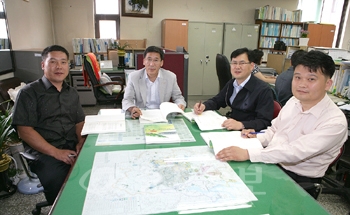 ▲ 좌측부터 시계방향으로 백도현, 가명현 팀장, 김방현, 강호규씨.