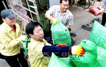 ▲ 지난 2일부터 충남공공환경노조의 파업으로 생활폐기물 적체가 심해지자 서산시청 공무원들이 쓰레기 수거활동에 나섰다.