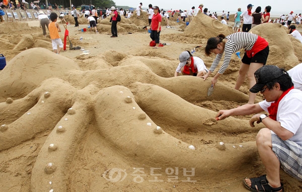 ▲ 지난 26일 태안군 남면 몽산포해수욕장에서 ‘제6회 몽산포 모래조각 페스티벌’이 열려 전국 모래조각작가들이 열띤 경쟁을 벌이고 있다. /태안=김준환 기자