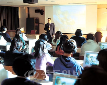 ▲ 외국인이 진행하는 영어수업.