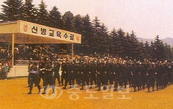 ▲ 1990년대 논산 제2훈련소 신병교육수료식 모습(현재 육군훈련소).