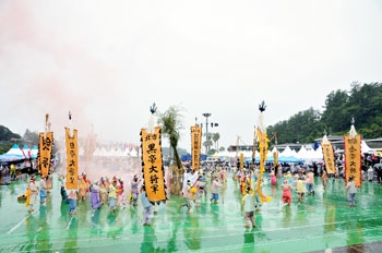 ▲ 중구문화원 무수동 산신토제마짐대놀이가 제주도에서 열린 한국민속예술축제서 은상을 수상했다. 사진은 정월대보름 놀이 시연 모습.