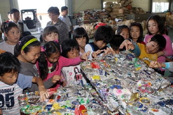 ▲ 지역 초등학생들이 환경센터를 견학하고 있다.