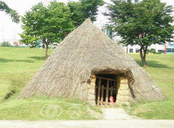 ▲대전 서구 월평동 둔산선사유적지내에 조성된 선사시대 주거형태인 움집.