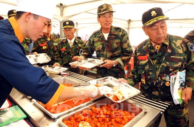 ▲ 14일 계룡시 계룡대 일원에서 열린 2008계룡군문화축제를 찾은 한국전쟁 참전용사들이 병영식사 체험을 하고 있다./이민희 기자