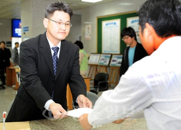 ▲염홍철 전 중소기업특별위원회위원장 수행비서 김세환 씨의 고소 대리인 최 모 사무장이 15일 대전지검을 찾아 출판물에 의한 명예훼손 등의 혐의로 박성효 대전시장에 대한 고소장을 제출하고 있다. /김상구기자ttiger39@