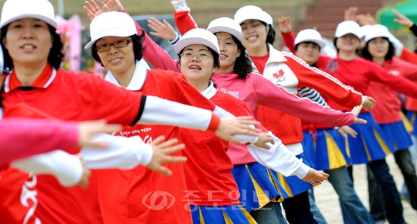 ▲ 22일 목원대학교 운동장에서 열린 대전시 장애인한마음 대축제에 참가한대전시 각 5개구별 참가 선수단이 응원전을 펼치고 있다./지영철 기자 ycji07@