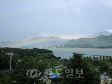 ▲ 동구 추동 자연생태관 내에 마련된 ‘호숫가 마을 어린이 자연도서관’에서 바라본 대청호의 모습