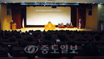 ▲ 을지대학교(총장 박준영)와 을지대 병원(원장 박주승)은 29일 을지대학교 개교 41주년 및 을지대학병원 개원 27주년 기념식을 개최했다.