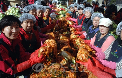 ▲ 사랑의 희망 김장김치 담그기 행사가 12일 동대전농협에서 열려 훈훈한 이웃사랑의 정을 느끼게 하고있다./손인중 기자 dlswnd98@