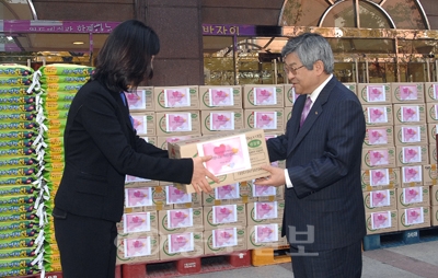 ▲  백화점세이에서 월드비전과 함께하는 사랑의 바자회가 열려 추운 겨울을 앞두고 어려운 이웃에 김장 김치와 쌀등을 전달하고 있다./손인중 기자 dlswnd98@