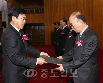 ▲ 한석수 교육감권한대행이 29일 오후 2시 아산도서관 김근종사무관에게 녹조근정훈장을 수여하고있다.