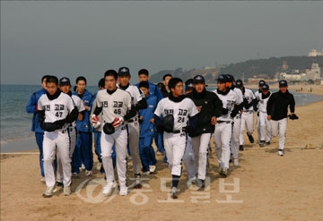 ▲ 대전고 야구부와 농구부 학생들이 대전학생해양수련원 인근 대천 해수욕장에서 동계훈련을 실시하고 있다.