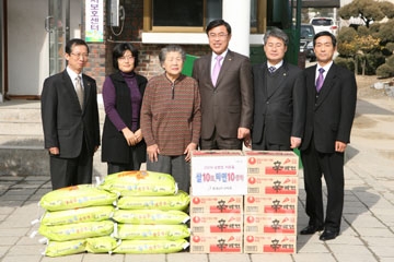 ▲ 한석수 도교육감 권한대행(사진 우측 세번째)과 교육청 관계자들이 천안 삼일육아원을 찾아 쌀과 라면 등 생필품을 전달하고 위문했다.