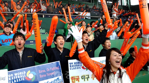 ▲ WBC 한국과 베네수엘라의 준결승전이 열린 22일 오전 궂은날씨에도 불구하고 많은시민들이 대전구장에 나와 열띤 응원을 펼치고있다. /손인중 기자