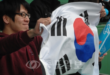 ▲ 한국과 일본의 WBC결승전이 열린 24일 오전 대전 한밭야구장에서 한 시민이 태극기를 흔들며 응원을 하고있다./손인중 기자 dlswnd98@