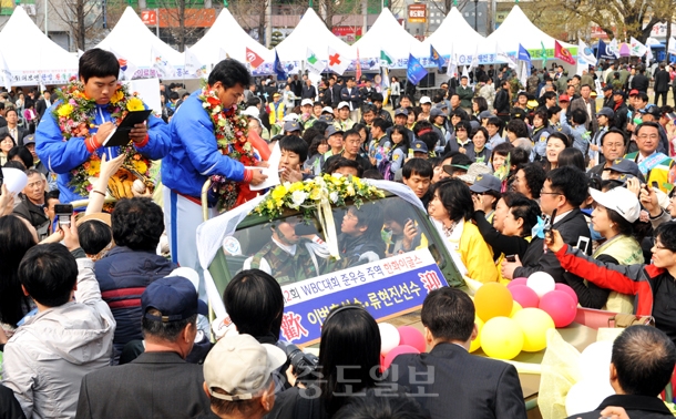 ▲ 제2회 월드베이스볼클래식(WBC)에 참가한 프로야구 한화이글스 소속 이범호와 류현진이 30일 서대전광장에서 환영식을 마치고 카퍼레이드 차량 위에서 모여든 시민들의 사인요청에 응하고 있다./이민희 기자 photomin@