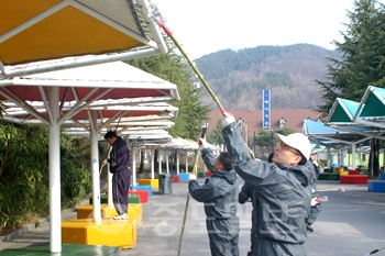 ▲ 경영개선 명령으로 구조조정에 들어간 엑스포과학공원 직원들이 지난 31일 공원내 시설물 보수 활동을 벌이고 있다.