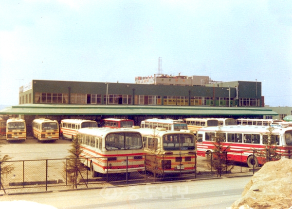 ▲ 1981년 동부시외버스터널 정류장에 버스가 정차해 있다. 사진제공=대전고속버스터미널