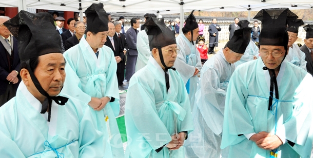 ▲ 2일 대전시 동구 우암사적공원에서 열린 남간사 춘계 제향 행사에 참석한 유림들이 제향를 봉행하고 있다./이민희 기자 photomin@