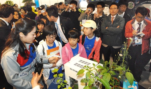 ▲ 이소연 박사가 24일 오전 꽃의 교류관에서 우주꽃에 대해 어린이들에게 설명하고 있다.