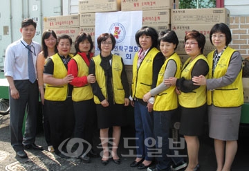 ▲ 대전장애인탁구협회 이혜경 회장과 권흥주 부회장 등 회원들이 29일 둔산복지관을 방문해 독거노인들에게 위문품을 전달했다.