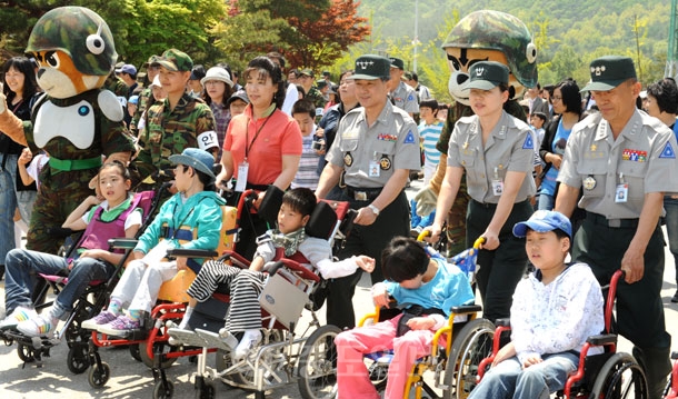 ▲ 임충빈 육군참모총장은 4일 어린이날을 하루 앞두고 장애우 어린이등 2천여명의 어린이를 초청 어린이를 위한 행사를 갖고 휠체어를 탄 장애우의 휠체어를 밀며 계룡대 경내를 돌며 용기와 희망을 갖을것을 당부했다./김상구 기자