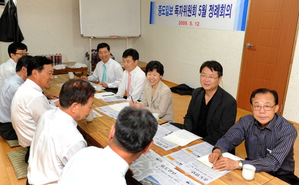 ▲ 중도일보 독자위원회의가 12일 저녁7시 계룡산 동학사 입구 석이정가든 에서 독자위원과 본사김원식 사장을 비롯한 임원들이 참석한 가운데 있었다./김상구 기자