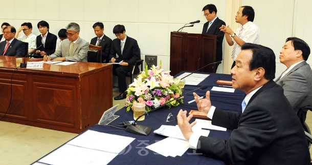 ▲ 이완구 지사와 한국장애인 고용촉진공단 관계자들를 비롯한 장애관련 전문가들이 1일 충남도청 소회의실에서 장애인 고용증진을 위한 의견들을 교류하고 있다./이민희 기자 photomin@