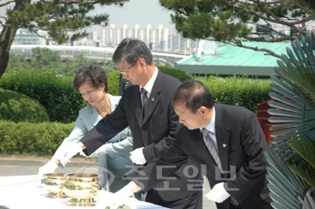 ▲ 고 오영안 장군 추모행사에 참석한 내빈들이 동상 앞에서 분향하고 있다.