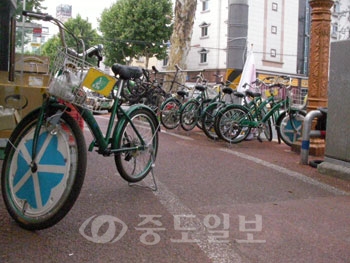 ▲ 중구의 한 자전거점에서 수리를 기다리고 있는 시민 공용자전거 ‘타슈’의 모습.