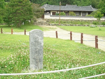 ▲ 송씨삼세정려구허비 뒤로 대전시민속자료 제2호로 지정되어 있는 송용억 가옥이 보인다.