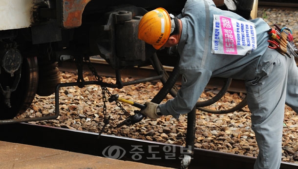 ▲ 전국에 있는 철도노조 사업장에서 준법투쟁에 들어간 23일 대전차량분소 직원들이 인력감축 철회와 철도공공성 강화 등 투쟁을 알리는 문구의 투쟁홍보물을 달고 대전역으로 들어온 열차들을 점검하고 있다./이민희 기자 photomin@