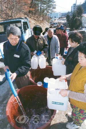 ▲ 겨울가뭄이 극심했던 지난 1995년 대전시 서구 관저동 주민들이 식수를 지원받기 위해 줄을 서 있다.