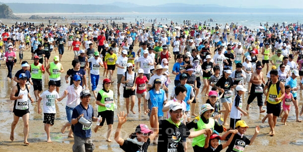 ▲ 전국에서 몰려든 관광객 3만여명이 4일 충남 태안군 남면 청포대해수욕장에서 샌드비스타마라톤대회에 참가해 청포대해수욕장과 몽산포해수욕장 사이 8km 백사장을 가득메우고 있다./태안=이민희 기자 photomin@