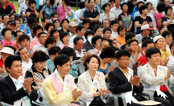 ▲ 제1회 세계 효 가요제가 25일 대청댐 잔디광장 특설무대에서 정용기 대덕구청장과 많은 시민들이 참여한 가운데 열렸다./이민희 기자 photomin@