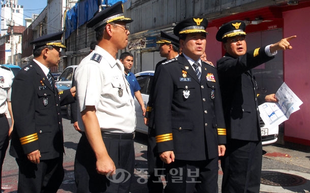 ▲ 5일 오후 유천동 성매매집결지을 찾은 강희락 경찰청장이 간판을 내린 상가앞에서 황운하 생활안전과장의 설명을 듣고있다./손인중 기자